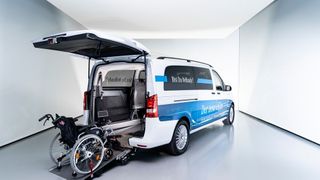 E-Vito Tourer mit Umbau zur Beförderung von Rollstuhlfahrern. (© Mercedes-Benz AG)
