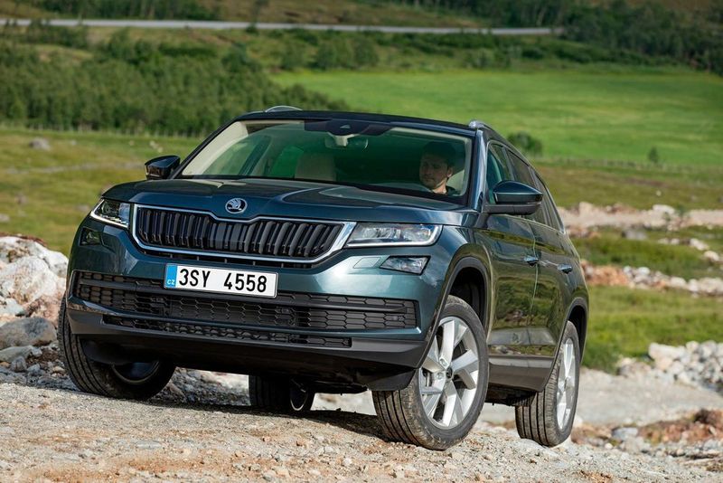 Je nach Motorisierung stehen ein Sechs-Gang-Schaltgetriebe oder DSG-Getriebe mit sechs beziehungsweise sieben Gängen zur Wahl. Für die meisten Motorisierungen ist der 4×4-Antrieb mit elektronischer Regelung erhältlich. Herzstück des Allrad-Antriebs ist eine elektronisch geregelte Lamellenkupplung. Die elektronische Differenzialsperre XDS+ soll Kurvenwilligkeit und Handling verbessern. (Skoda)