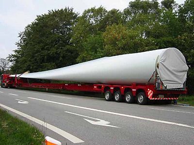 Semitieflader von Nicolas beim Transport eines Rotorblattes. (Archiv: Vogel Business Media)