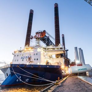 Beim SEA INSTALLER kommt auch Siemens-Technologie zum Einsatz: Sowohl Automatisierungs- und Antriebstechnik als auch Hauptgeneratoren und Verteilungstransformatoren von Siemens sind hier verbaut. Das selbsthebende Errichterschiff mit einer Länge von 132 Metern und einer Breite von 39 Metern kann dabei Fundamente, Türme, Maschinenhäuser und Rotorblätter von bis zu 10 Windenergieanlagen transportieren und installieren. Für den ersten Einsatz werden zunächst die Komponenten von zwei Windenergieanlagen mit einer Leistung von jeweils sechs Megawatt im dänischen Hafen Esbjerg verladen.