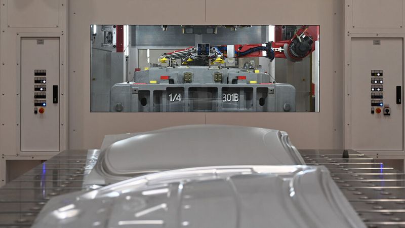 24 Fertigungsroboter sind dort im Einsatz. (Tesla)