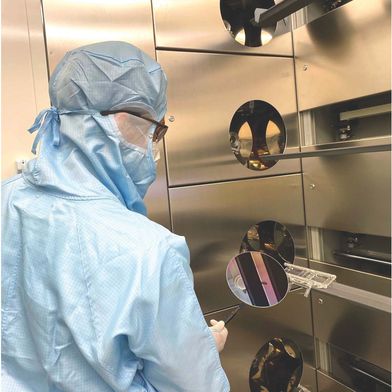 Im Reinraum von Lightium: Prüfung eines 200-mm-Photonik-Wafers vor dem nächsten Fertigungsschritt.  (Bild: Lightium)