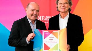 Verleger Dr. Florian Langenscheidt (rechts) übergibt die Auszeichnung als „Marke des Jahrhunderts“ an Franz Fischer, Marketingleiter der Sonax GmbH. (Sonax)