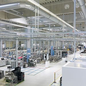 Bild 1: In einer neuen Produktionshalle am Standort Fürth fertigt Siemens Systems Engineering hochflexibel unterschiedliche Produkte in mittleren bis kleinen Losgrößen.