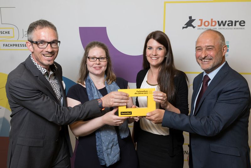 Strahlende Sieger: Die Macher von Devicemed freuen sich über die Auszeichnung als „Fachmedium des Jahres 2017“. Von links: Chefredakteur Peter Reinhardt, Redakteurin Kathrin Schäfer, Key Account Managerin Katharina Flügge und Group Publisher Hans-Jürgen Kuntze. (Fernando Baptista / Deutsche Fachpresse)