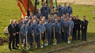 Geschäftsführer Fritz Grob (links) freut sich mit einem Teil der Mitarbeitenden, den ausführenden Architekten, Leuenberger Architekten AG, und Bauunternehmung Wüest & Cie über den Start für den Neubau. (Bild: Sonja Grob)