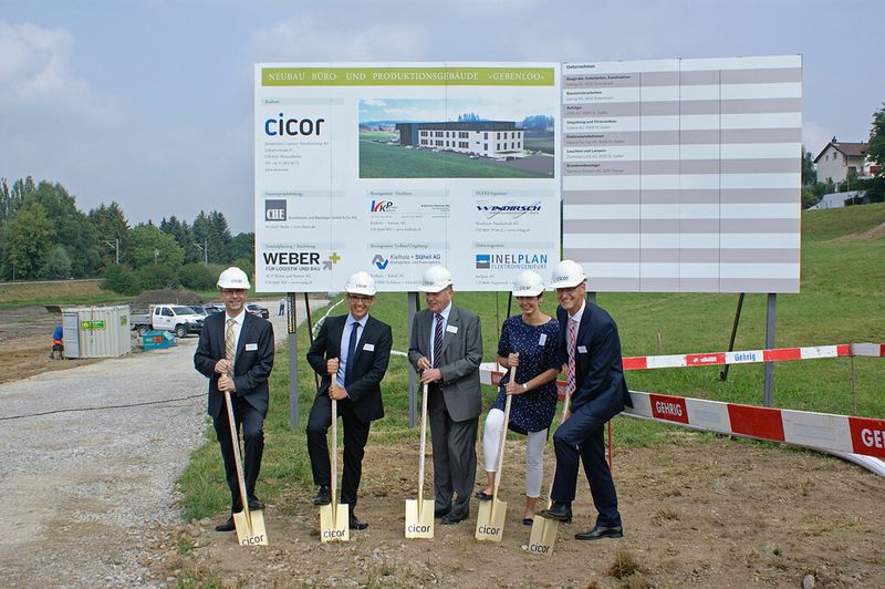Spatenstich von Dr. Jürg Dübendorfer (CEO Cicor-Gruppe), Beat Ulrich (Standortförderung  Kanton St. Gallen), Heinrich J. Essing (Verwaltungsratspräsident Cicor-Gruppe), Susanne Hartmann (Stadtpräsidentin Wil) und Erich Trinkler (Divisionsleiter Electronic Solutions, Cicor) (v.l.). (Cicor)