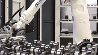 Production de 72 heures sans personnel : Le système d'automatisation flexible Titanium 180 de BMO, avec 7 tiroirs pour les pièces individuelles et jusqu'à 38 palettes avec serrage à point zéro, alimente un ou deux centres d'usinage en pièces. (Matthias Böhm)