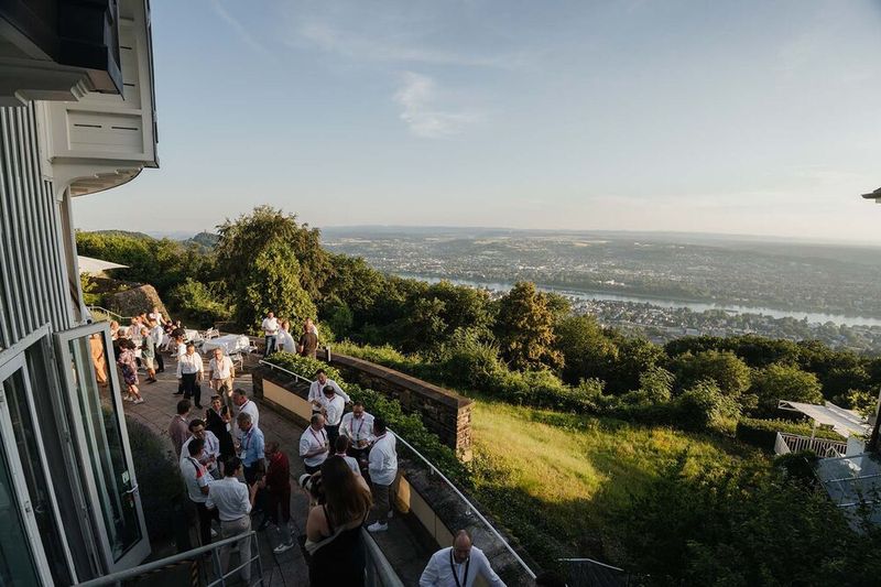Networking at its best auf der Sonnenterrasse des Grandhotel Steigenberger (Bild: Werbefotografie Emme)