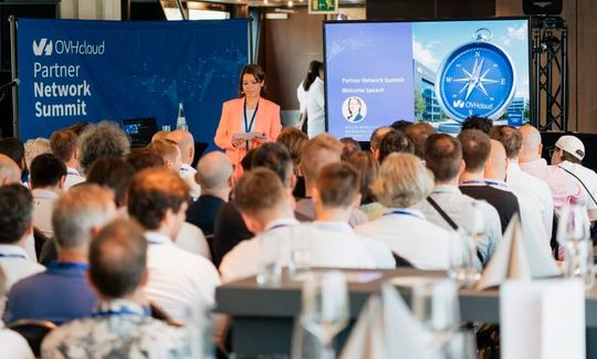 Helen Wohlfahrt-Kuhn, die erst seit kurzem den deutschen und polnischen Markt für OVHcloud verantwortet, eröffnete den 2026er Partner Network Summit. (Bild:  Patrick Hess)