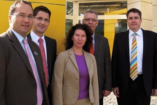 Haben Online alles im Griff (v. li.): Jens Taubel (Leiter Verkauf Gebrauchtwagen), Mirko Hartmann (Leiter Verkauf Neuwagen), Ilona Jäger (Assistentin der Geschäftsleitung), Werner Rohlfing (Verkaufsleiter Flotten) und Dirk Schumacher (Federstein Kommunikation GmbH). (Archiv: Vogel Business Media)