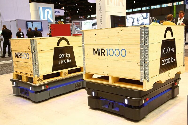 Mit einer Traglast von 1 t kann der kollaborierende Transportroboter Paletten und andere schwere Güter automatisch aufnehmen, transportieren und abladen.  (Mobile Industrial Robots)
