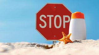 Sonnencreme-Reste im Wasser können mitunter schädlich auf Meeresorganismen wirken (Symbolbild) (Bild: freebird7977 - stock.adobe.com, Unsplash (Joshua Hoehne) – bearbeitet von VCG)