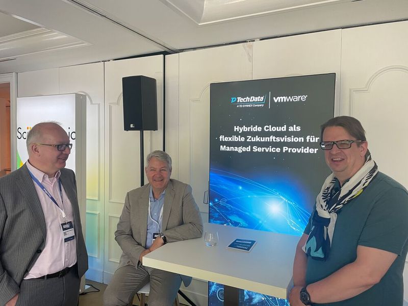 Am Meeting Point von Tech Data / VMware trafen sich Heiko Friedrichs, Schiffl, Andreas Epple, VMware und Yves Sandfort, comdivision. (Bild: Vogel IT-Medien GmbH)