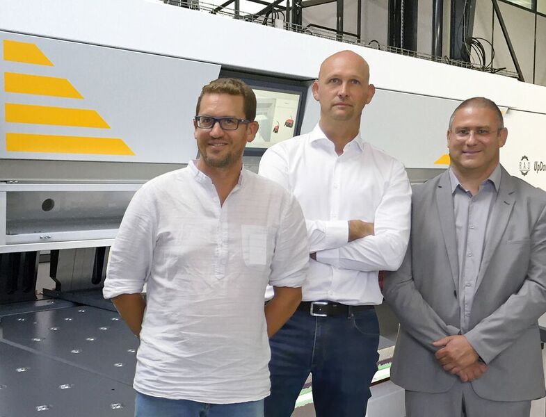 Cyril Payet, Konstrukteur und Programmierer bei Yèbles (links), und Geschäftsführer Fabien Delaplace (Mitte) haben sich von Gabriel Brun, RAS-Vertrieb Frankreich, überzeugen lassen. (RAS Reinhardt)
