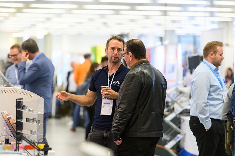 Wie immer gab es viel Raum für den direkten Kontakt zu den Austellern, für Fragen, Anregungen, fachlichen Austausch und Hands-on ...   Mehr Infos zu den kommenden LAB-SUPPLY-Messen finden Sie auf www.lab-supply.info (Bild: Stefan Stark)