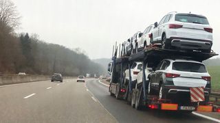 Neuwagen werden weiterhin ausgeliefert. Doch im Januar 2022 waren es europaweit nochmals weniger als im eh schon schwachen Vorjahresmonat. (Rehberg / VCG)