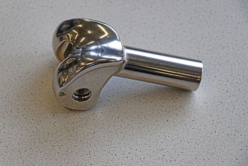 Bei Knieimplantaten – ob Standard oder Sonderanfertigungen – sind Spiegelglanzoberflächen Pflicht. Durch die hochwertigen, gefrästen Flächen reduziert sich der Zeitaufwand für nachträgliches Polieren. (Bild: Open Mind)