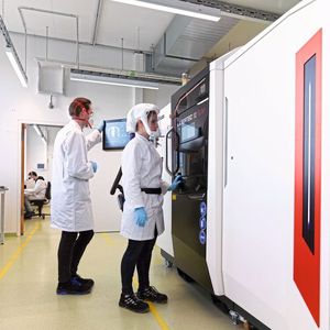 Im eigenen Druck-Technikum von Heraeus Additive Manufacturing in Hanau wird geforscht, entwickelt und Neues ausprobiert.