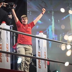 Melanie Holl aus Felsberg jubelt über die Titelverteidigung beim Staplercup 2021.(Bild:  Linde-MH)