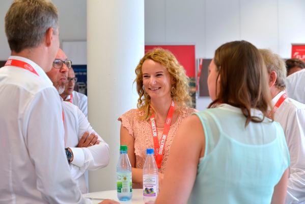 Carmen Escherich (Mitte) und Silvia Rehm (mit dem Rücken zur Kamera) von Bay-Soft im Gespräch.  (Bild: Johannes Untch/Vogel Business Media)