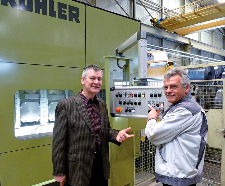 Franz Müllerleile (l.), technischer Leiter bei der Kohler Maschinenbau GmbH, und Wilfried Hentschel, Engineering und Werksplanung bei Hörmann, sind mit der Anlage bestens vertraut und kennen die Kniffe, die es braucht, um einwandfrei gerichtete Platinen zu erzeugen. Im Hintergrund ist die 5-Walzen-Vorrichtmaschine zu erkennen. (Bild: Kuhn)