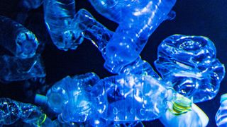 Plastik im Meer: Symbol für mangelhafte Entsorgung von Kunststoffen. (Jan Meßerschmidt)