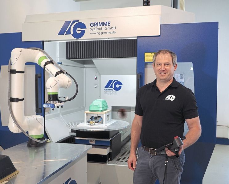 Bernd Settele, Betriebsleiter/COO von HG Grimme vor einer mobilen Automationslösung mit Cobot. (Bild: HG Grimme SysTech)