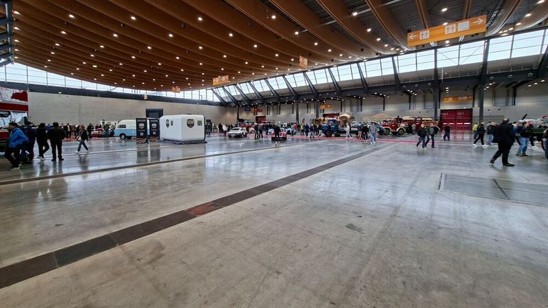 Überhaupt glänzte Halle 8 im wahrsten Sinne des Wortes mit viel gewienertem Betonboden. (Bild: Dominsky –  »kfz-betrieb«)