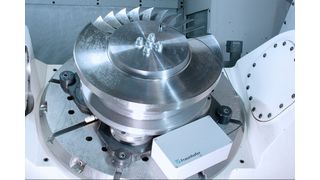 Ein 5G-Sensor an der Werkzeugmaschine soll so schnell reagieren, dass Bauteile nicht mehr beschädigt werden, wenn ein Fehler vorliegt. (Bild: Fraunhofer IPT / Paperplane Productions)