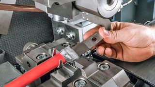 Wie ein Zulieferer 160 mm² dicke Aluleitungen im Rohrkabelschuh mit dem Powerwheel-Ultraschallschweißverfahren von Telsonic sicher für die Anwendung in Nutzfahrzeugen kontaktiert. (Telsonic)