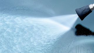 Der Einsatz mobiler Heißwasser-Hochdruckreiniger spielt eine entscheidende Rolle, um Bakterien, Viren und Keime gezielt zu bekämpfen und eine weitere Ausbreitung zu verhindern. (Bild: Nilfisk)