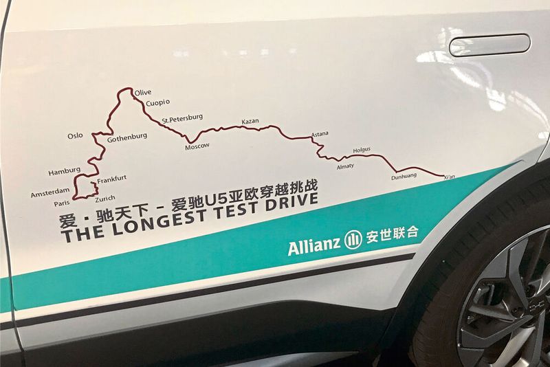 … und machte auf den Härtetest aufmerksam. Die Modelle waren 15.000 Kilometer quer durch Asien unterwegs, um nach Frankfurt zu kommen. (Bild: Grimm/»kfz-betrieb«)