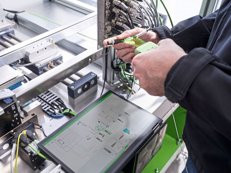 Durch das Scannen der Komponente identifiziert uKonn-X den Einbauort und Steckplatz. (Bild: Murrelektronik)