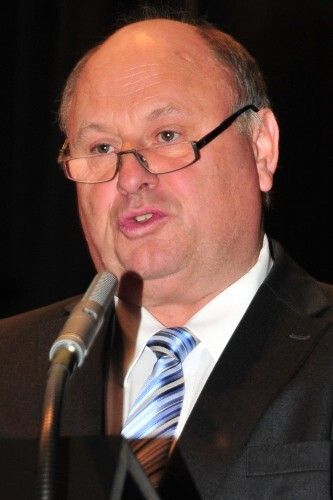 BFC-Vorstandsvorsitzender Helmut Peter forderte die Absolventen auf, sich in ihren Betrieben zu engagieren. (Foto: Büttner)