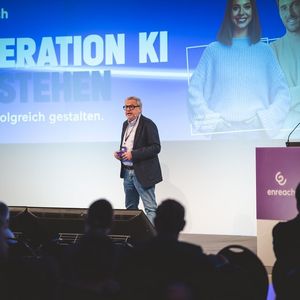 Marco Crueger (Enreach VP Sales) führte durch das Programm beim Partnertag in Essen.(Bild:  JANNIS FRITSCH)