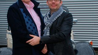 Stefan Göbel (r.) übernimmt von Claus Groepper dessen Mercedes-Benz-Servicebetrieb in Frankfurt. (Foto: Heinrich Göbel GmbH)