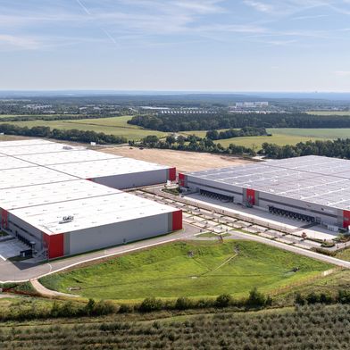 Mit dem Log Plaza Frankfurt (Oder) entsteht ein großflächiger Sandort mit mehreren Hallenkomplexen, die auf die Anforderungen moderner Logistikprozesse ausgelegt sind.  

 (Bild: Osmab Holding AG)