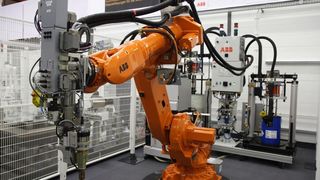 Innovationsschub in der Klebetechnik: ABB-Roboter mit integriertem Funktionspaket ermöglicht schnelleres, flexibleres und präziseres Kleben. (Archiv: Vogel Business Media)