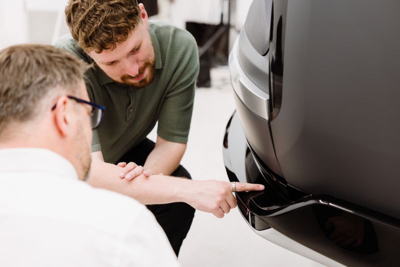 Für kommende Modelle sind bereits neue Scheinwerfertechnologie, emissionsärmerer Stahl, recyceltes Türglas, recycelter Sitzschaum und die neue FlexAir-Sitztechnologie geplant.   (Bild: JLR)