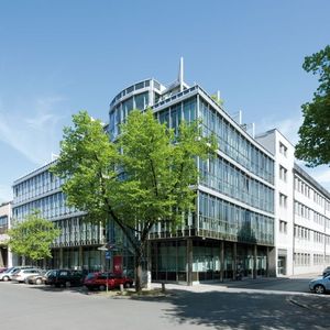 „DATEV I“ in der Paumgartner Straße in Nürnberg, das Stammhaus der Genossenschaft, war ursprünglich eine Schraubenfabrik. Seit 1889 wurden hier Metallteile gefertigt. Die Innenbereiche wurden umfassend umgebaut und modernisiert, um sie für Büros und Rechenzentren nutzbar zu machen. 1968, zwei Jahre nach ihrer Gründung, mietete die Datev heir erstmals Räume im 2. Stock an.(Bild:  Datev eG)