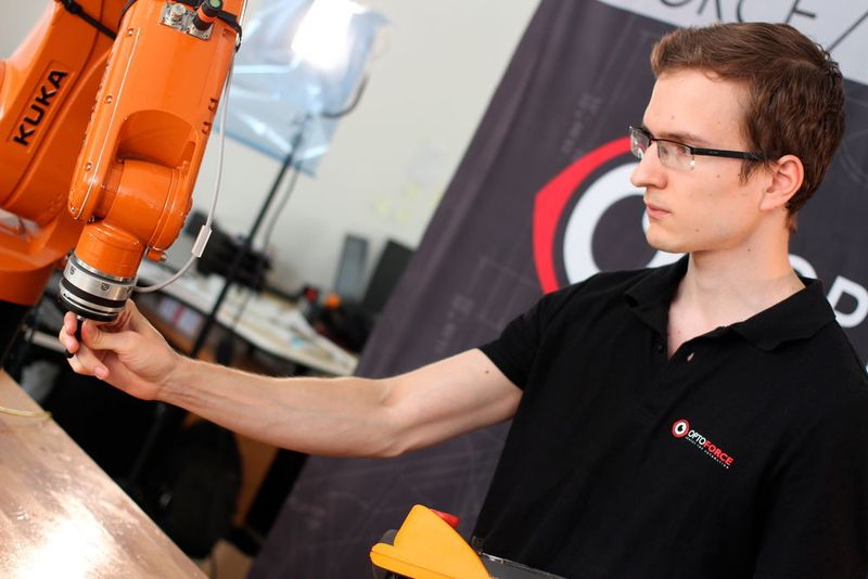 Roboter lassen sich mit der Applikation „Handführung“ in eine vorgegebene Richtung bzw. auf einer gewählten Wegstrecke bewegen.  (Optoforce)