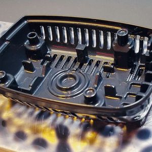 Mittels Hot Lithography additiv gefertigtes schlagzähes Gehäuseteil