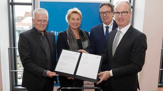 Gemeinsamer Startschuss: (v.li.) Fritz Kuhn (Oberbürgermeister), Nicola Schelling (Regionaldirektorin ) sowie Torsten Treiber (Obermeister) und Christian Reher (Geschäftsführer, beide Kfz-Innung Region Stuttgart). (Bild: Wagner/Stadt Stuttgart)