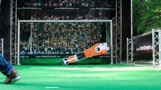 Der Robo-Keeper hält sogar Bälle, wenn sie mit einer Geschwindigkeit von 100 km/h geschossen werden.  (4attention)