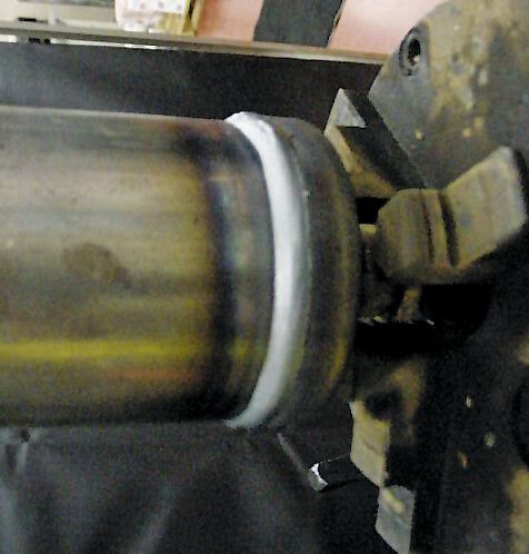 Bild 5: Einschweißen eines Kompressorbodens für einen Luftkompressor: 1 mm an 1,5 mm geschweißt mit 2,03 m/ min. (Bild: Lincoln Electric)