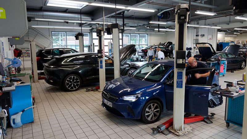 Das zweite, gleichberechtige Standbein ist das Servicegeschäft. Denn ein Großteil der verkauften Fahrzeuge bleibt in der Region und die Besitzer bringen sie zum Service in die  saubere, moderne und sehr gut ausgestattete Werkstatt. Hier bieten die Flensburger echten Mehrmarkenservice an, was wir auch bei unserem Besuch festgestellt haben. Das Autohaus versteht sich auch im Service als Alternative zum Vertragspartner, nutzt teilweise Originaltester und hat für bestimmte Marken speziell ausgebildetes Personal. Der Fokus im Service liegt dabei klar auf den Segmenten 1 und 2.   (Bild: Schreiner – VCG)