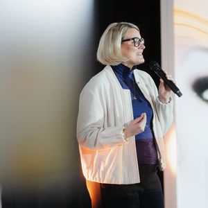 Augsburgs Oberbürgermeisterin Eva Weber durfte mit empowernden Worten auf der Bühne den Kongress einleiten.(Bild:  Manuel Emme Fotografie)