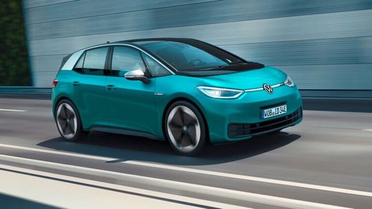 Er flutscht! Der Elektrokleinwagen ID.Polo scheint die Hoffnungen von Volkswagen zu erfüllen. Denn es lägen bereits über 30.000 Bestellungen vor. Auch die drei Schwestermodelle liefen gut ...(Bild:  Volkswagen)