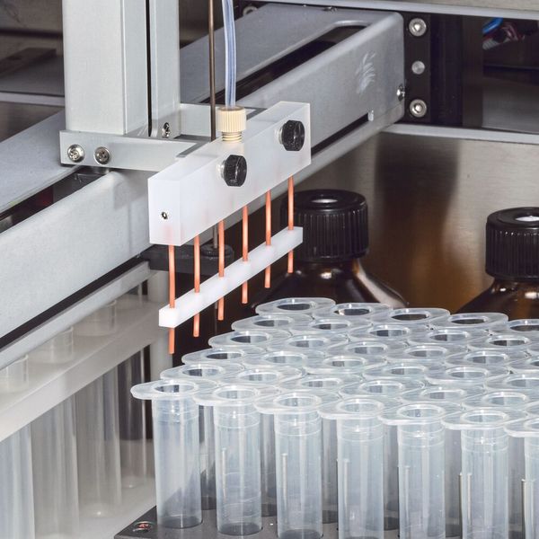 4 Zwei Synthesereaktionsblöcke für die parallele Synthese von bis zu 48 oder 72 Peptiden in Filtersäulen stehen zur Verfügung.  (Bild: CEM)